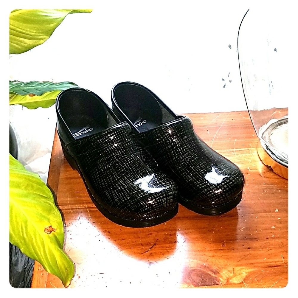 Dansko Black Pattern NWOT Nursing Clogs